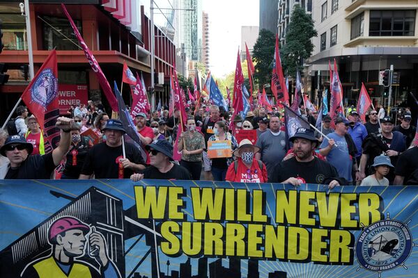 Người biểu tình tuần hành trong cuộc biểu tình Ngày Một tháng Năm ở Sydney, chủ nhật 1 tháng Năm năm 2022. - Sputnik Việt Nam