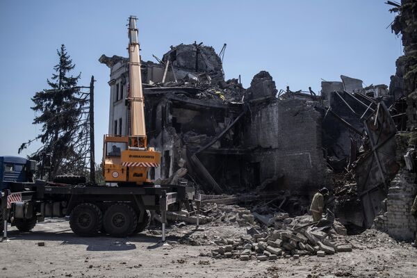 Công việc dọn dẹp đống đổ nát tại khu vực tòa nhà bị phá hủy của Nhà hát kịch khu vực Donetsk ở Mariupol - Sputnik Việt Nam