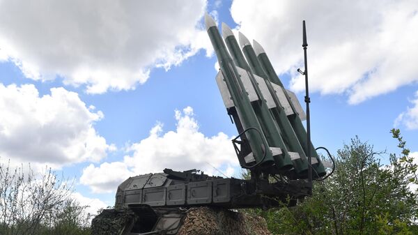Hệ thống tên lửa phòng không (SAM) Buk-M3 của Lực lượng vũ trang Nga hoạt động trên hướng Kharkov của chiến dịch quân sự đặc biệt ở Ukraina. - Sputnik Việt Nam