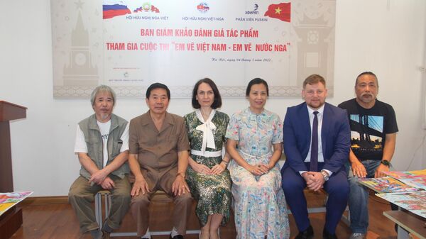Ban giám khảo đánh giá tác phẩm tham gia cuộc thi Em vẽ Việt Nam - Em vẽ nước Nga  - Sputnik Việt Nam