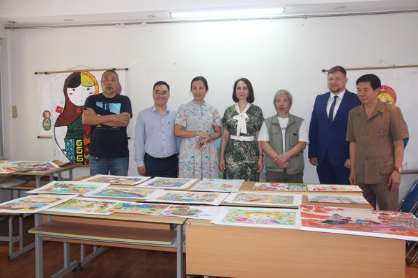 Ban giám khảo đánh giá tác phẩm tham gia cuộc thi Em vẽ Việt Nam - Em vẽ nước Nga  - Sputnik Việt Nam