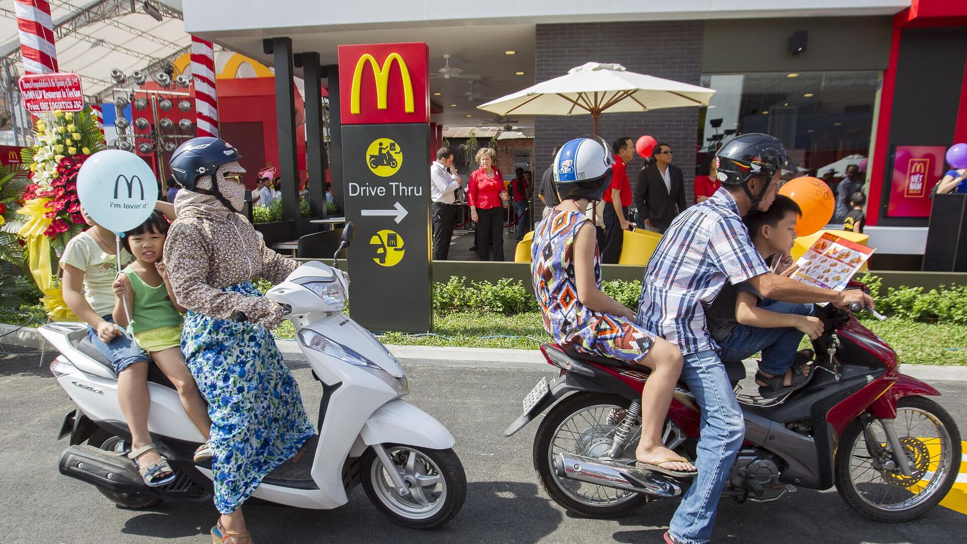 Người xếp hàng tại hiệu ăn nhanh McDonald's ở TP Hồ Chí Minh, Việt Nam - Sputnik Việt Nam, 1920, 05.05.2022