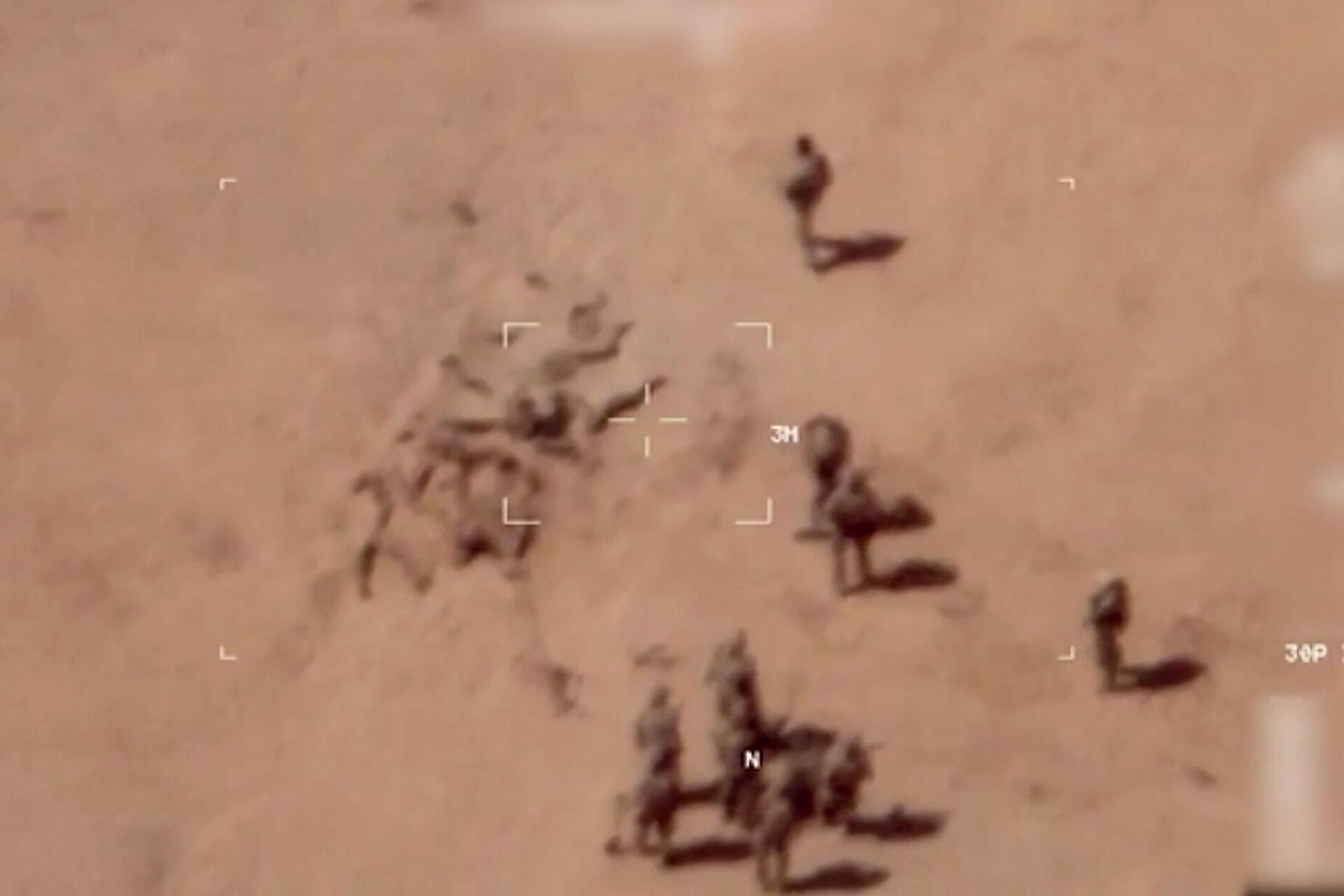 Trích từ video cho thấy cảnh binh sĩ chôn cất tử thi gần căn cứ quân đội ở miền bắc Mali - Sputnik Việt Nam, 1920, 05.05.2022