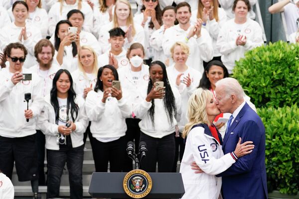 Tổng thống Joe Biden ôm hôn Đệ nhất phu nhân Jill Biden ở Washington - Sputnik Việt Nam