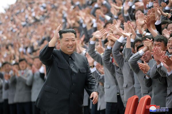 Nhà lãnh đạo Bắc Triều Tiên Kim Jong-un trong cuộc duyệt binh ở Bình Nhưỡng - Sputnik Việt Nam