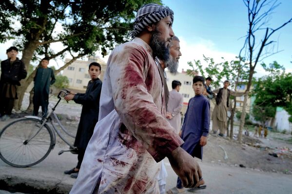 Tín đồ Afghanistan đầm đìa máu gần nhà thờ Hồi giáo ở Kabul nơi vừa xảy ra vụ nổ bom - Sputnik Việt Nam