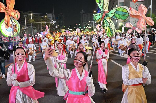 Những người tham gia lễ hội Đèn lồng Hoa sen trước lễ Phật đản ở Seoul, Hàn Quốc - Sputnik Việt Nam