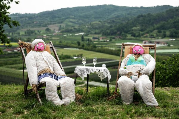 Hai con bù nhìn trên ghế trong «Hội chợ bù nhìn» thường niên ở làng Castellar miền bắc nước Ý - Sputnik Việt Nam