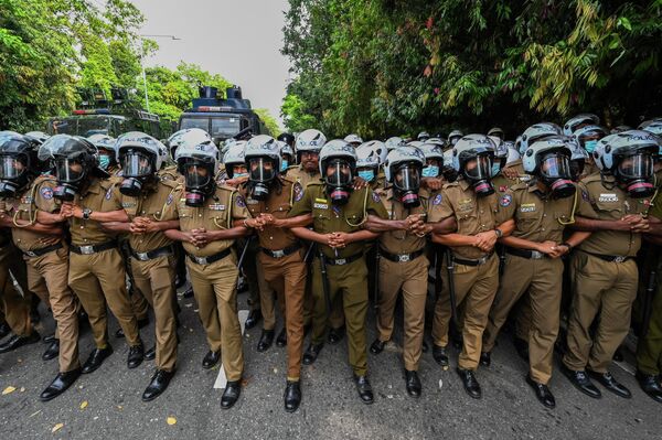 Các nhân viên cảnh sát đứng gác khi diễn ra cuộc biểu tình của sinh viên bên ngoài tòa nhà Quốc hội ở Colombo, Sri Lanka - Sputnik Việt Nam