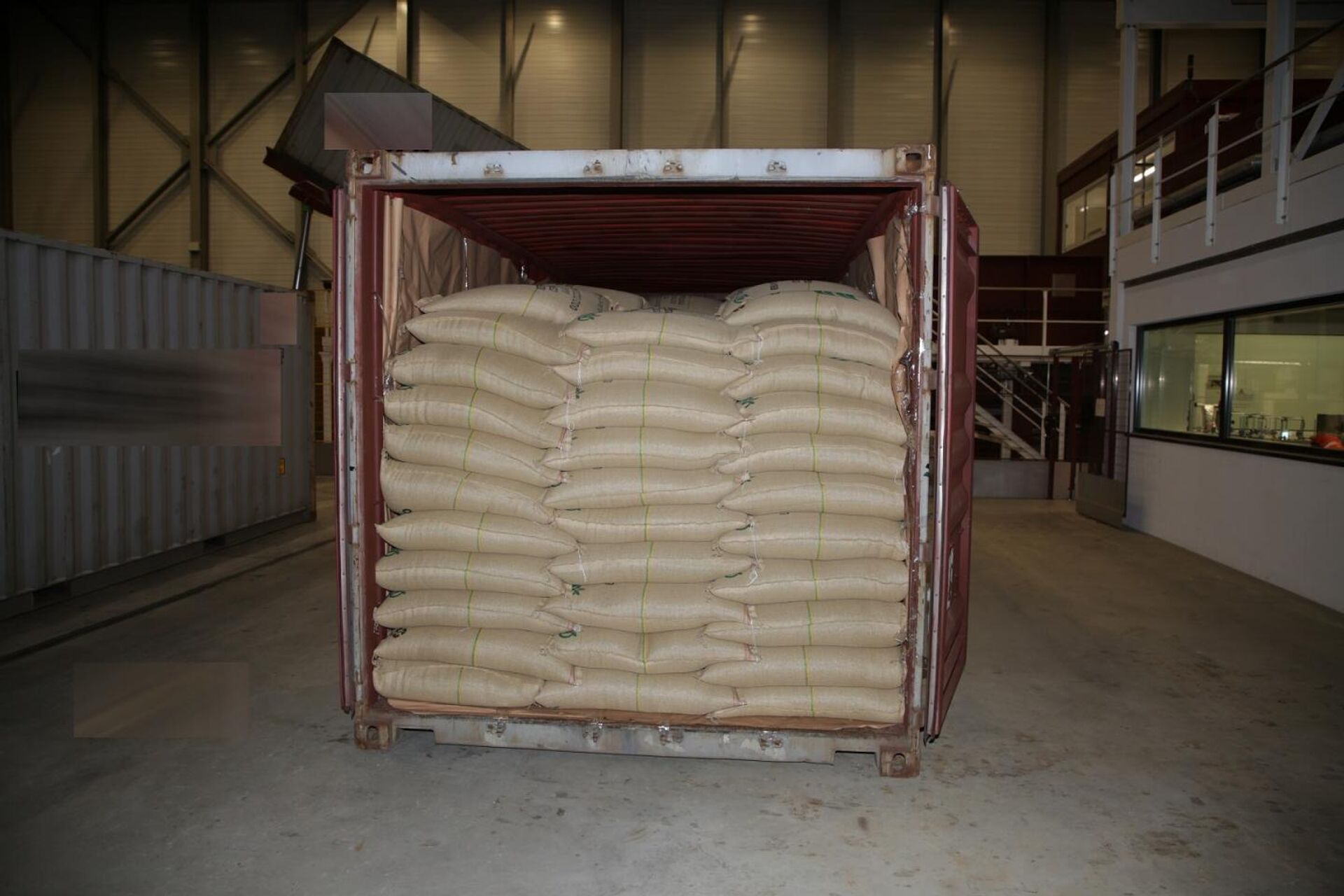 Một lô 500 kg cocaine được phát hiện trong quá trình vận chuyển nguyên liệu thô tới nhà máy Nespresso ở thành phố Romont của Thụy Sĩ - Sputnik Việt Nam, 1920, 06.05.2022