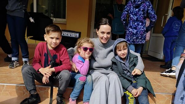 Nữ diễn viên người Mỹ Angelina Jolie trong chuyến đi đến thành phố Lvov, Ukraina - Sputnik Việt Nam