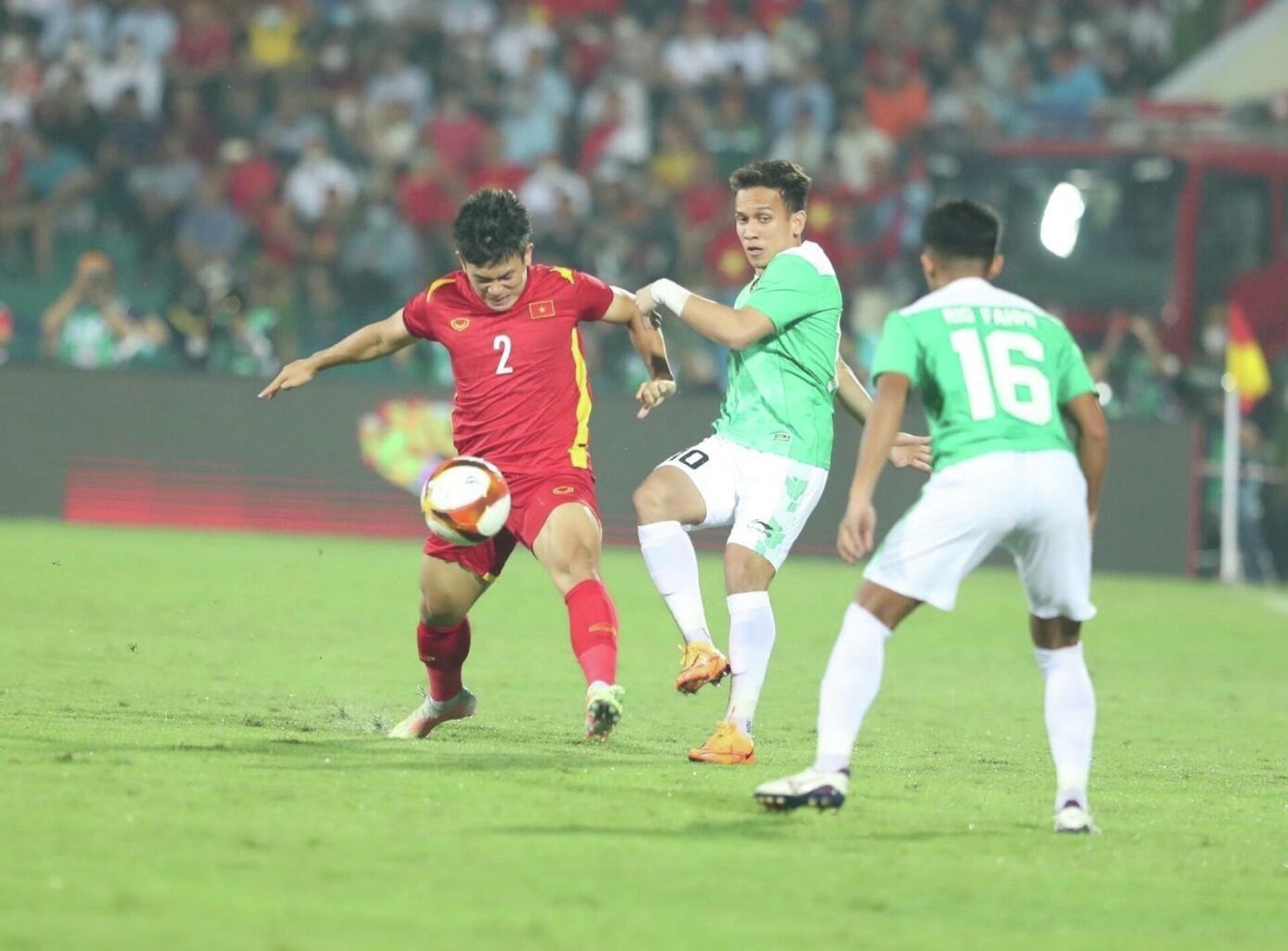 Hậu vệ Lê Văn Xuân (2) nỗ lực cản phá pha bóng tấn công của U23 Indonesia. - Sputnik Việt Nam, 1920, 06.05.2022