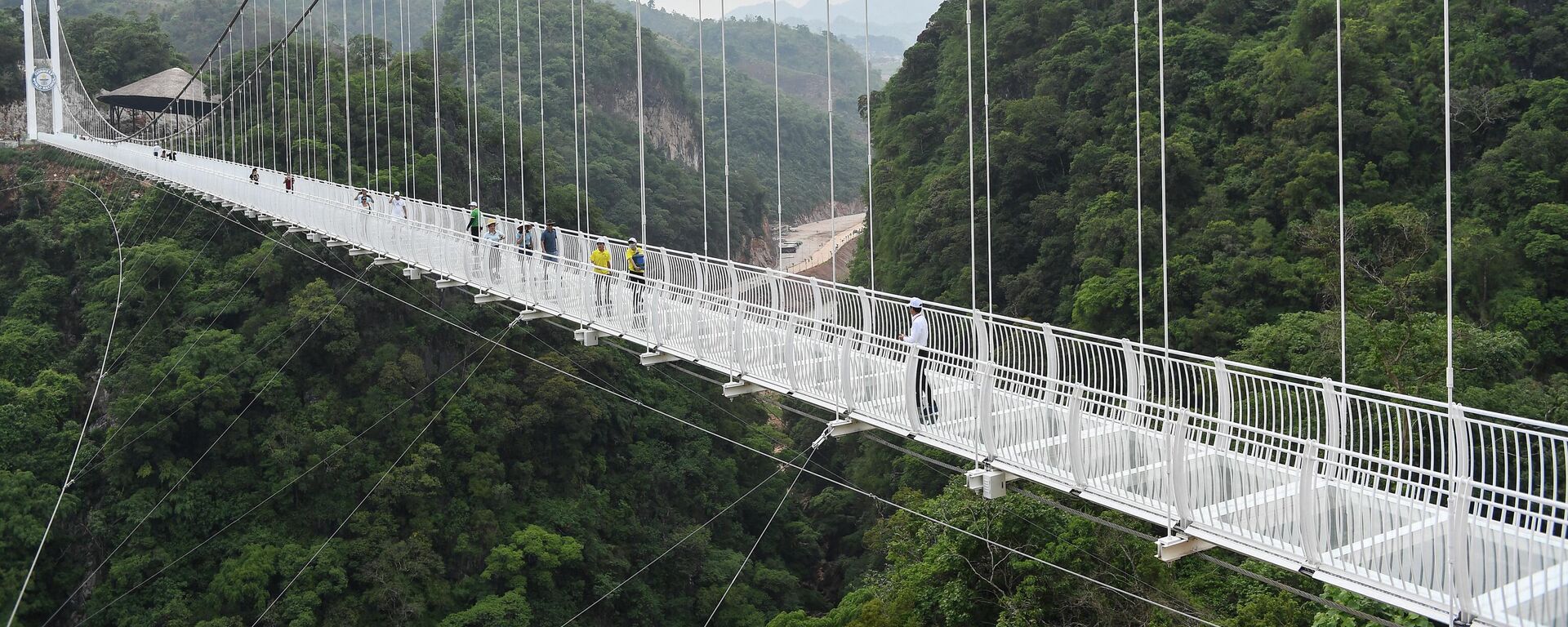 Cây cầu đi bộ đáy kính dài nhất thế giới với tên gọi Bạch Long ở tỉnh Sơn La - Sputnik Việt Nam, 1920, 07.05.2022