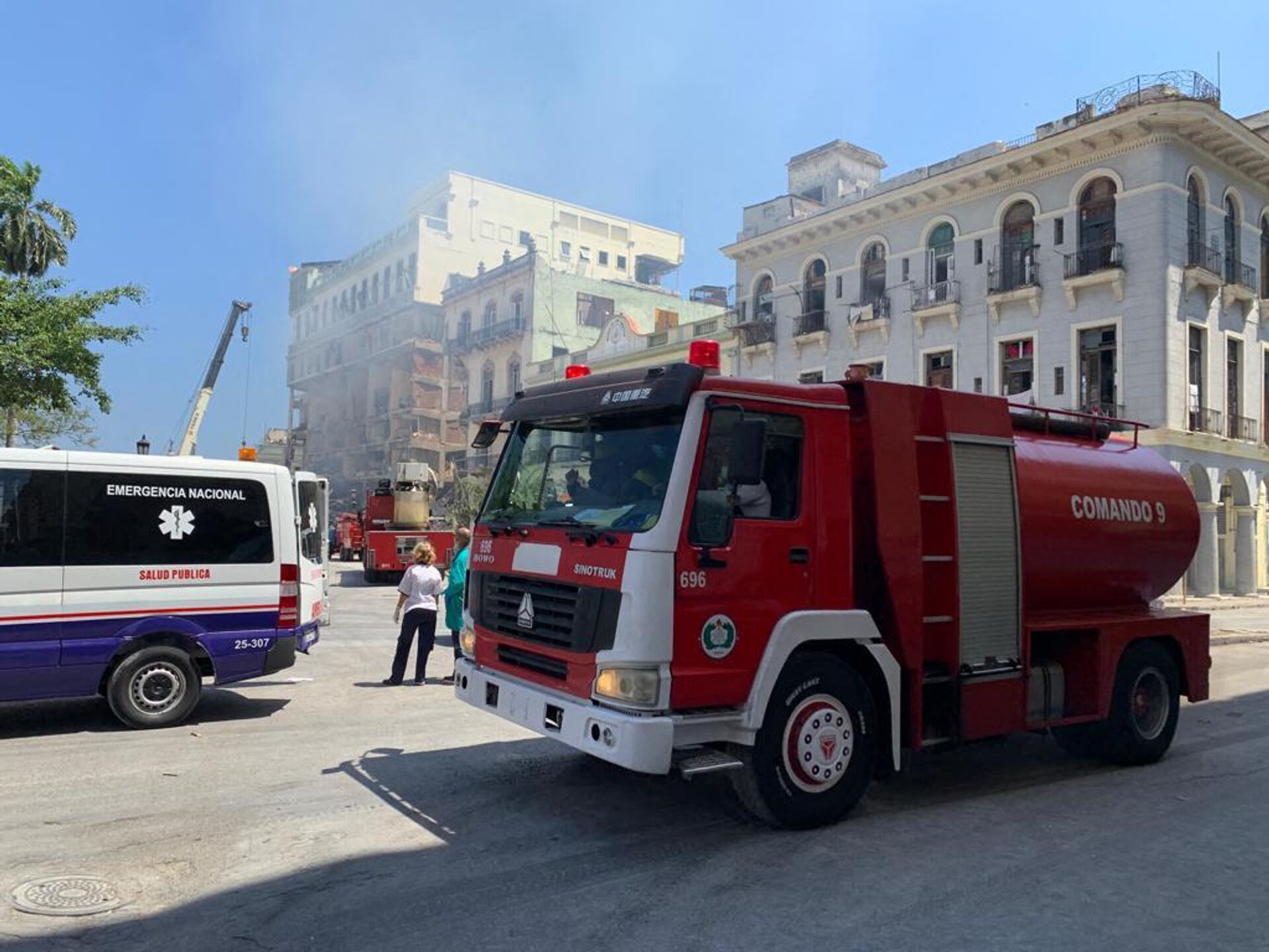 Lực lượng cứu hộ và lính cứu hỏa tại hiện trường vụ nổ tại khách sạn Saratoga ở Havana - Sputnik Việt Nam, 1920, 07.05.2022