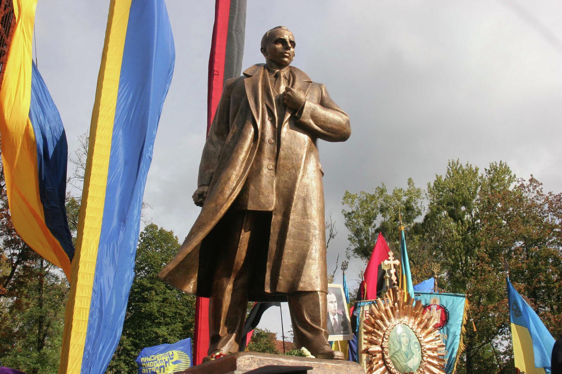 Khai trương tượng đài nhà lãnh đạo tư tưởng của Tổ chức dân tộc chủ nghĩa Ukraina (OUN) Stepan Bandera ở Lvov - Sputnik Việt Nam, 1920, 07.05.2022