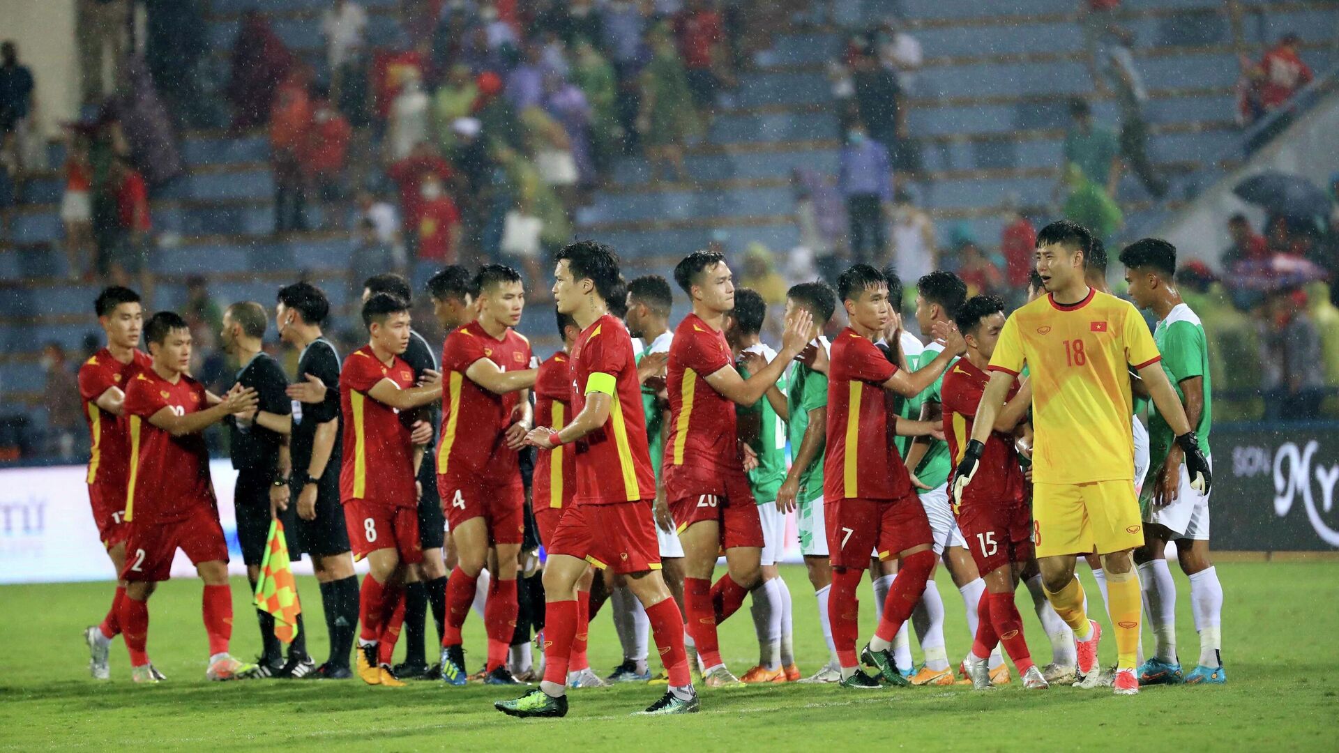 Cầu thủ hai đội bắt tay nhau sau khi kết thúc trận đấu. - Sputnik Việt Nam, 1920, 07.05.2022