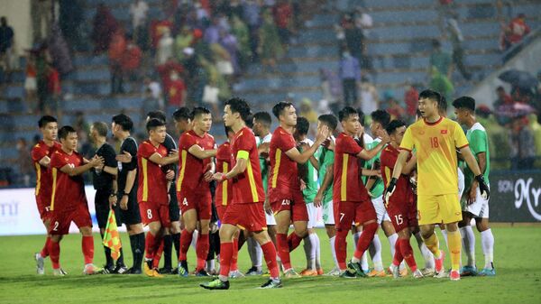 Cầu thủ hai đội bắt tay nhau sau khi kết thúc trận đấu. - Sputnik Việt Nam