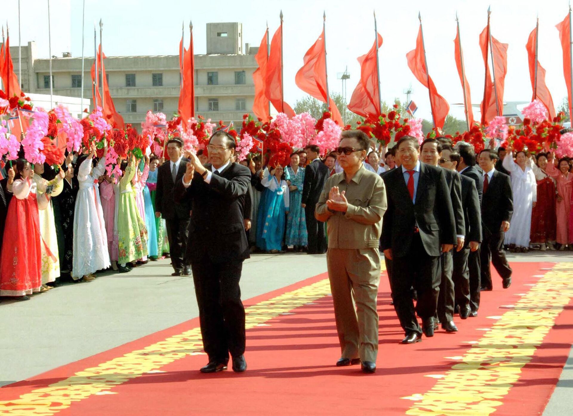 Lãnh đạo Đảng Cộng sản Việt Nam Nông Đức Mạnh chào chủ tịch Bắc Triều Tiên Kim Jong Il tại sân bay Bình Nhưỡng ngày 16/10/2007. - Sputnik Việt Nam, 1920, 07.05.2022