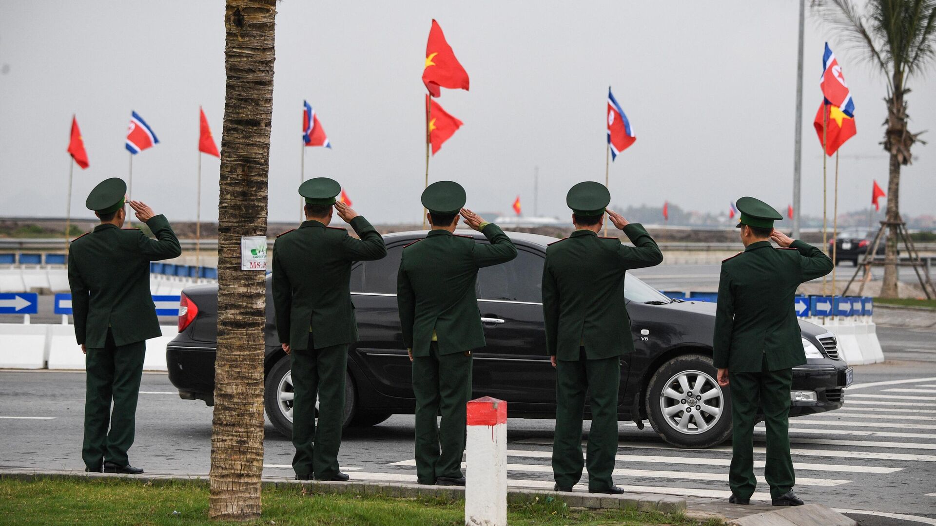 Nhân viên an ninh chào một chiếc ô tô mang cờ Việt Nam và Bắc Triều Tiên bên ngoài nhà máy Vinfast - Sputnik Việt Nam, 1920, 07.05.2022