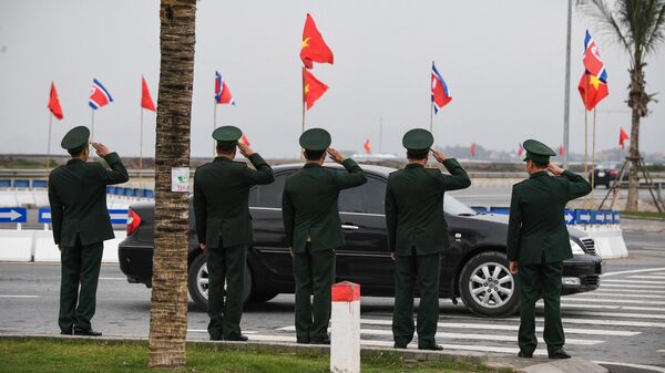 Nhân viên an ninh chào một chiếc ô tô mang cờ Việt Nam và Bắc Triều Tiên bên ngoài nhà máy Vinfast - Sputnik Việt Nam