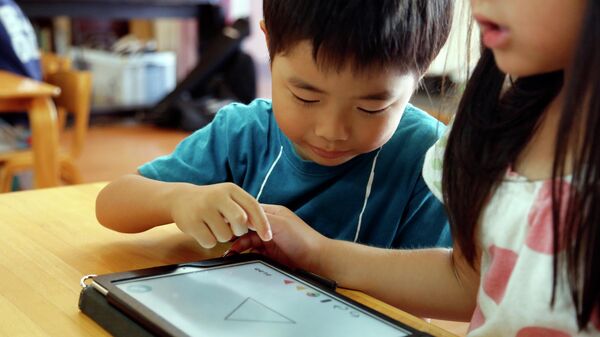 Trẻ em trong giờ học với máy tính bảng  - Sputnik Việt Nam