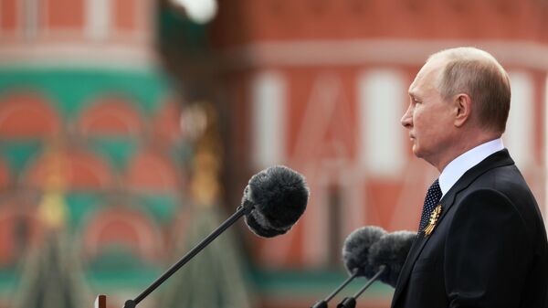Tổng thống Nga Vladimir Putin tại lễ duyệt binh kỷ niệm 77 năm Chiến thắng trong Chiến tranh Vệ quốc Vĩ đại - Sputnik Việt Nam