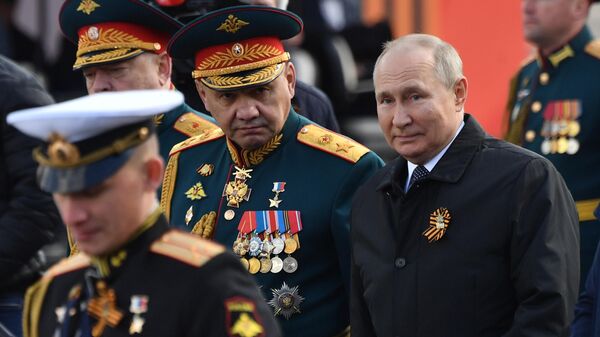 Tổng thống Nga Vladimir Putin tại lễ duyệt binh kỷ niệm 77 năm Chiến thắng trong Chiến tranh Vệ quốc Vĩ đại - Sputnik Việt Nam