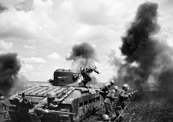 Chiến tranh Vệ quốc Vĩ đại 1941-1945. Thiết xa vận của Thiếu tá Mozgov tiến hành trận đánh ở khu vực Zmiev. Mặt trận Tây-Nam. - Sputnik Việt Nam