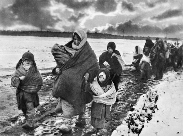 Các phụ nữ và trẻ em Liên Xô trở về nhà. Tác giả đặt tên bức ảnh là «Về làng quê thân thương». - Sputnik Việt Nam