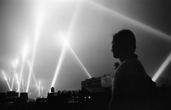 Những chùm tia đèn pha của lực lượng phòng không chiếu sáng bầu trời Matxcơva. Matxcơva, tháng 6 năm 1941. - Sputnik Việt Nam