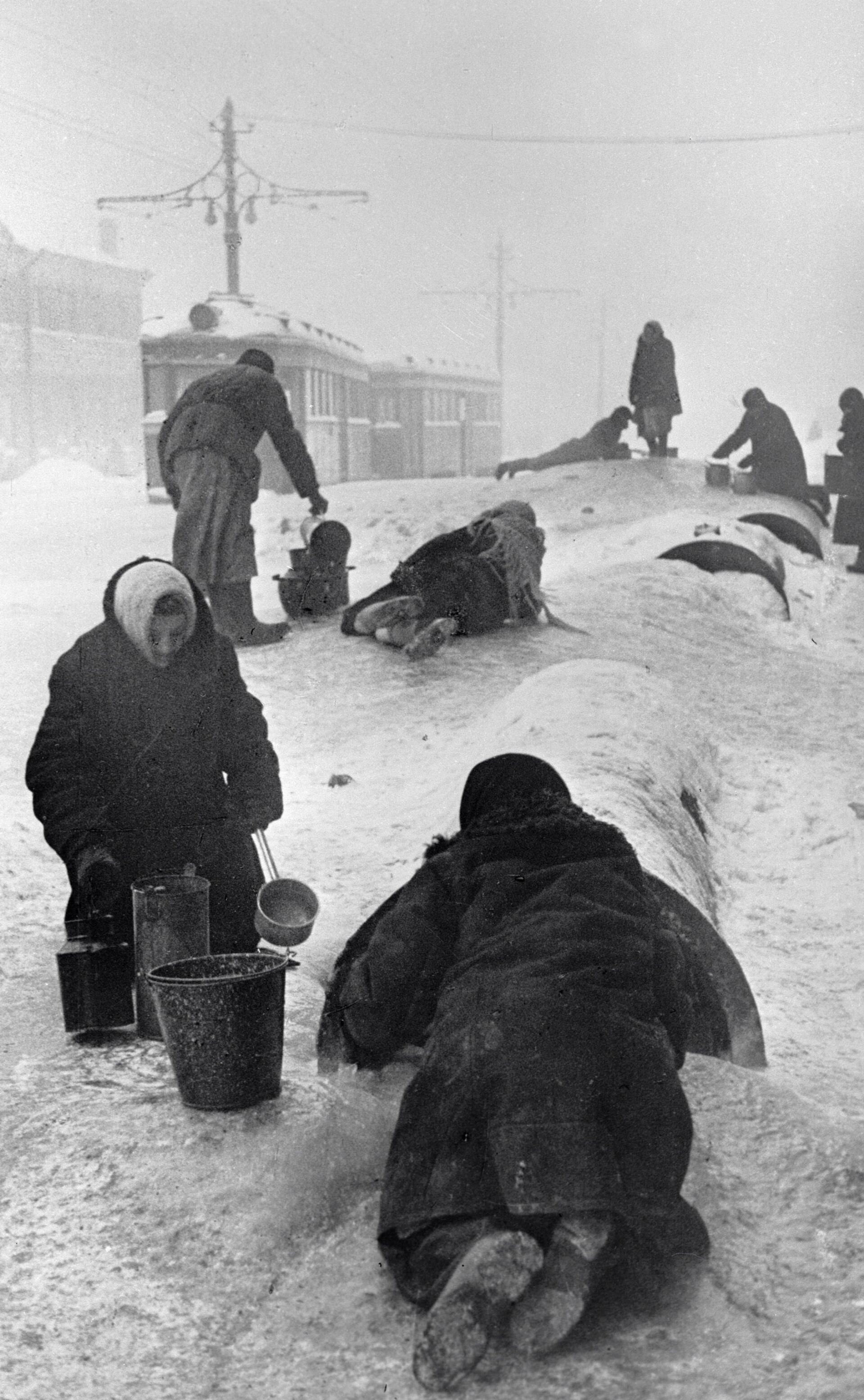 Cư dân thành phố Leningrad trong vòng phong toả lấy nước từ đường ống bị vỡ trên con phố băng giá. - Sputnik Việt Nam, 1920, 18.01.2023