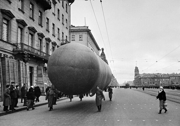 Khinh khí cầu trên Đại lộ Nevsky ở Leningrad. - Sputnik Việt Nam