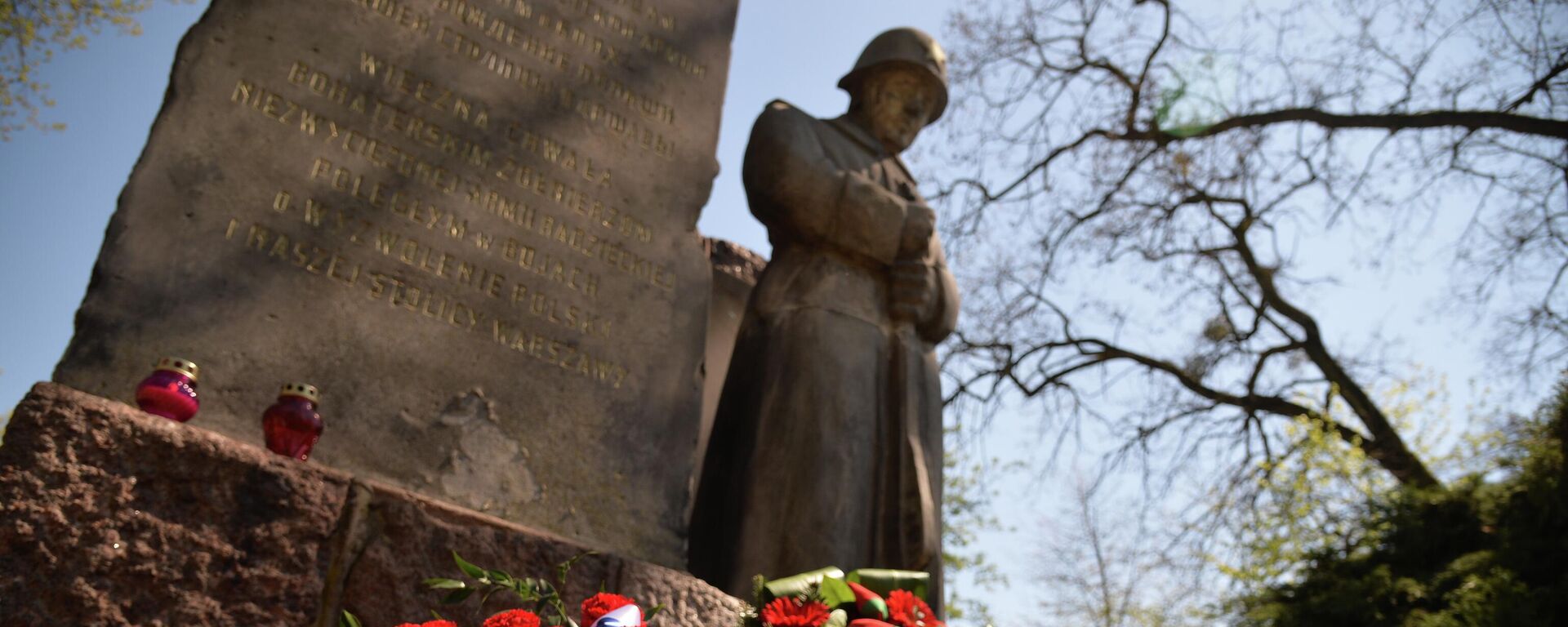 Vòng hoa và hoa tươi tại đài tưởng niệm những người lính Xô-viết hy sinh trong các trận đánh giải phóng Ba Lan, tại nghĩa trang Brudnovsky ở Warsaw trong Ngày Chiến thắng. - Sputnik Việt Nam, 1920, 09.05.2022