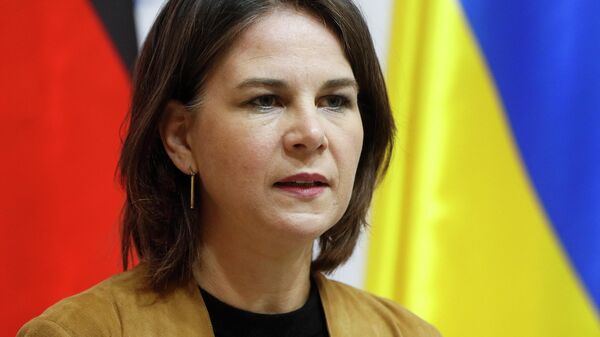 Ngoại trưởng Đức Annalena Baerbock trong cuộc họp báo chung với Ngoại trưởng Ukraina tại Kiev - Sputnik Việt Nam