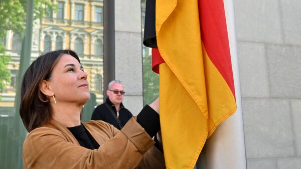 Bộ trưởng Ngoại giao Đức Annalena Baerbock kéo quốc kỳ  Đức trước Đại sứ quán Đức ở Kiev - Sputnik Việt Nam