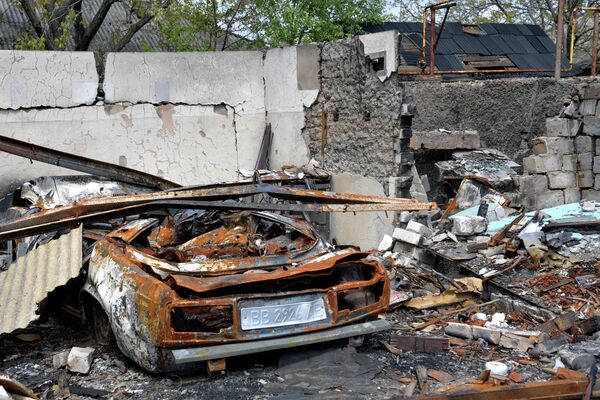 Một gara ô tô bị cháy thuộc khu vực tư nhân của thị trấn Popasna - Sputnik Việt Nam
