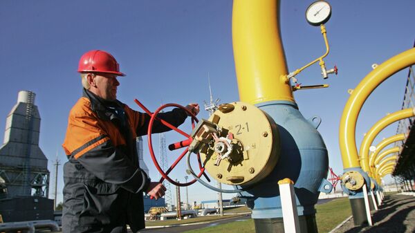 Người công nhân tại trạm nén khí của đường ống dẫn khí Yamal-Europe - Sputnik Việt Nam