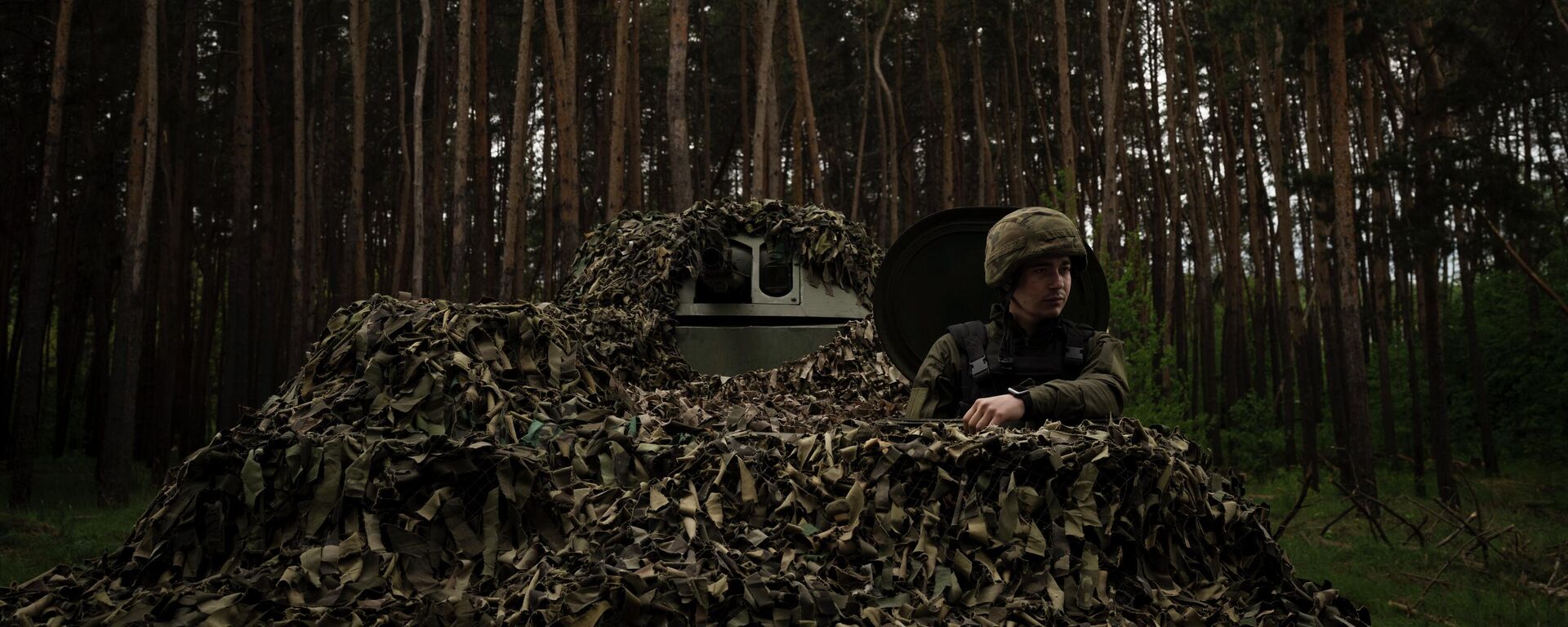 Lính Ukraina ngồi bên trong xe tăng ở vị trí gần Kharkov - Sputnik Việt Nam, 1920, 13.05.2022