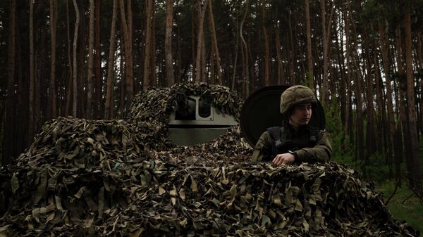 Lính Ukraina ngồi bên trong xe tăng ở vị trí gần Kharkov - Sputnik Việt Nam