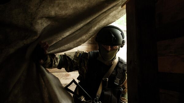 Lính  Ukraina vào hầm trú ẩn tại một vị trí gần Kharkov - Sputnik Việt Nam