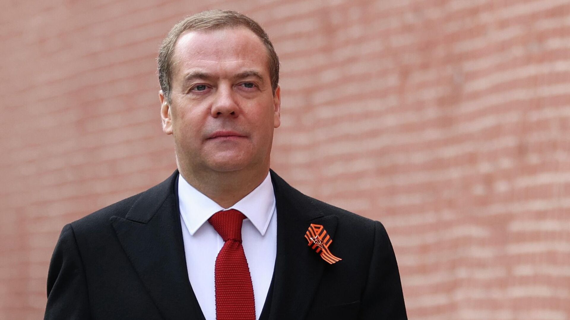 Phó Chủ tịch Hội đồng An ninh Nga Dmitry Medvedev trước lễ duyệt binh trên Quảng trường Đỏ kỷ niệm 77 năm chiến thắng trong Chiến tranh Vệ quốc Vĩ đại. - Sputnik Việt Nam, 1920, 19.01.2023