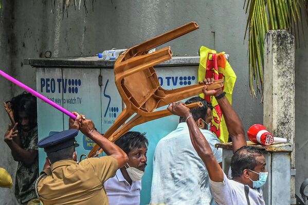 Đụng độ giữa thành viên biểu tình và những người ủng hộ Chính phủ tại dinh thự chính thức của Thủ tướng Sri Lanka Mahinda Rajapaksa - Sputnik Việt Nam