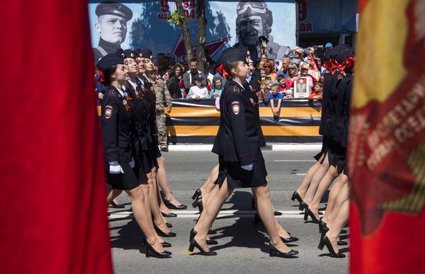 Các thành viên tham gia cuộc diễu binh ở Simferopol kỷ niệm 77 năm Chiến thắng trong Chiến tranh Vệ quốc Vĩ đại - Sputnik Việt Nam