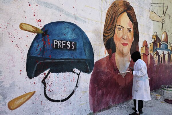 Các hoạ sĩ Palestine vẽ tranh tường để tưởng niệm nhà báo Shirin Abu Akleh của «Al Jazeera» bị sát hại ở thành phố Gaza - Sputnik Việt Nam