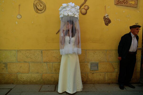 Cô gái «Las Doncellas» với giỏ bánh mì trên đầu trong nghi lễ tôn vinh Thánh Domingo de La Calzada ở Tây Ban Nha - Sputnik Việt Nam