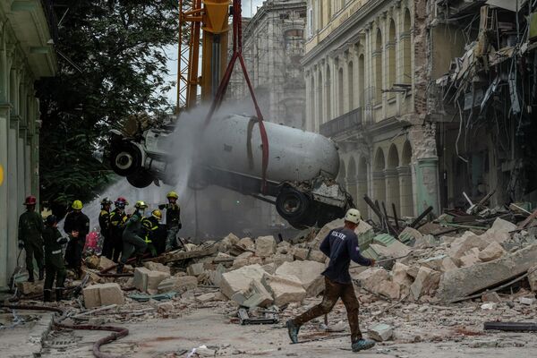 Lính cứu hỏa đổ nước làm mát xe tải chở dầu tại nơi xảy ra vụ nổ phá hủy khách sạn 5 sao Saratoga ở Havana, Cuba - Sputnik Việt Nam