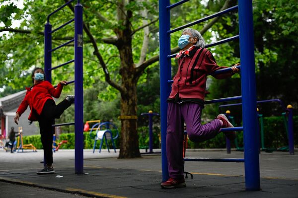 Dân phố tập thể thao trong một công viên ở Bắc Kinh, Trung Quốc - Sputnik Việt Nam