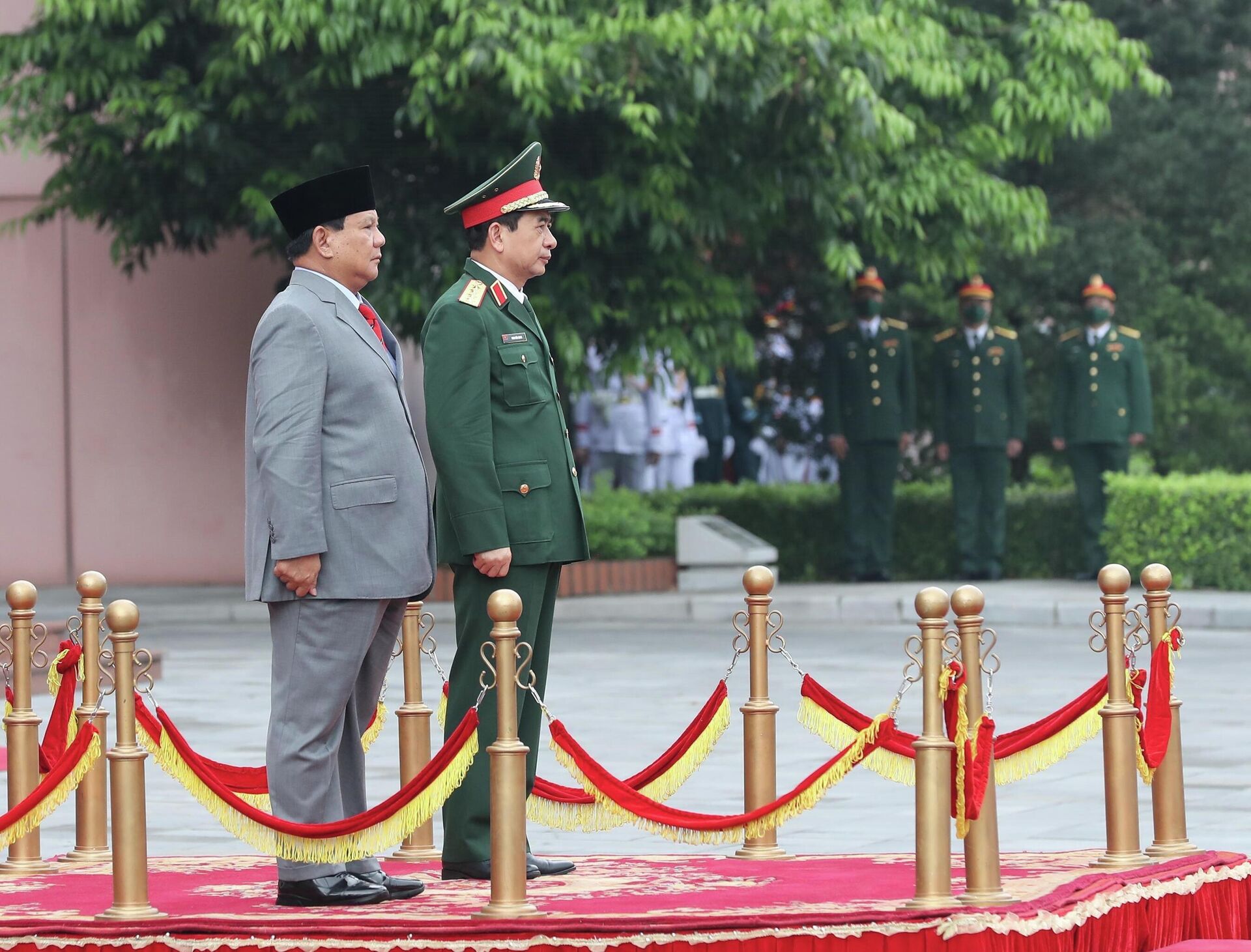 Bộ trưởng Quốc phòng Phan Văn Giang và Bộ trưởng Quốc phòng Indonesia Prabowo Subianto tại lễ đón. - Sputnik Việt Nam, 1920, 13.05.2022