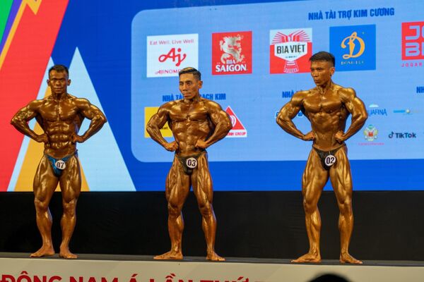 Phạm Văn Mách (C) giành huy chương vàng hạng 55 kg nam vào ngày 13/5 tại SEA Games 31. - Sputnik Việt Nam