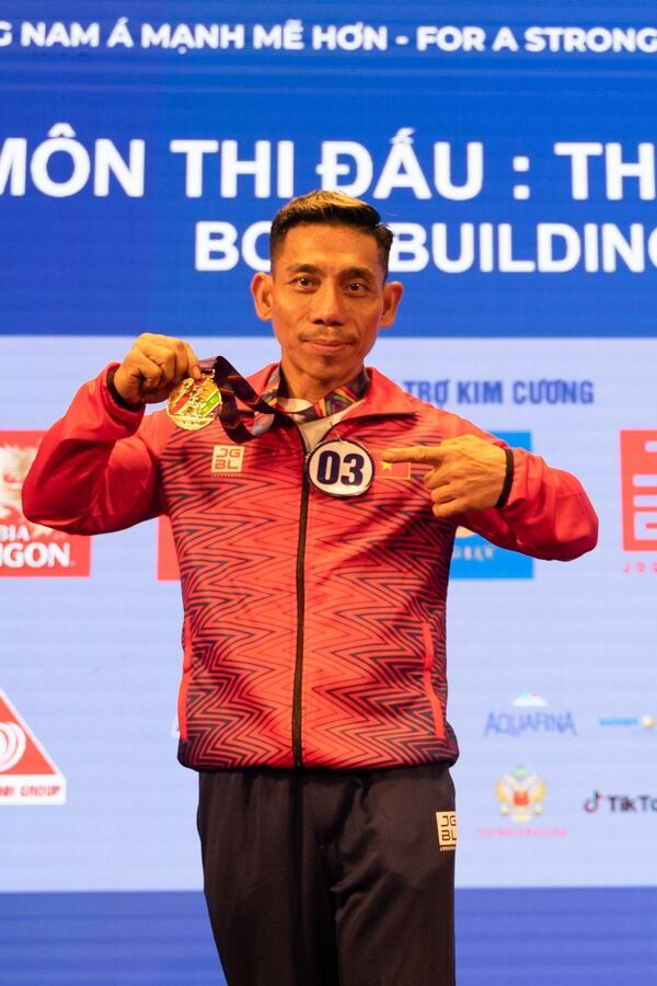 Phạm Văn Mách (C) giành huy chương vàng hạng 55 kg nam vào ngày 13/5 tại SEA Games 31. - Sputnik Việt Nam